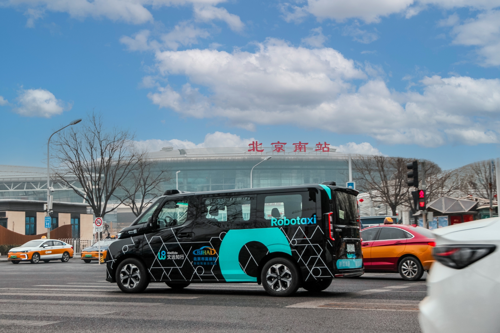 WeRide Launches Commercial Robotaxi Service in Beijing’s Core Urban Area for the First Time at Beijing South Railway Station