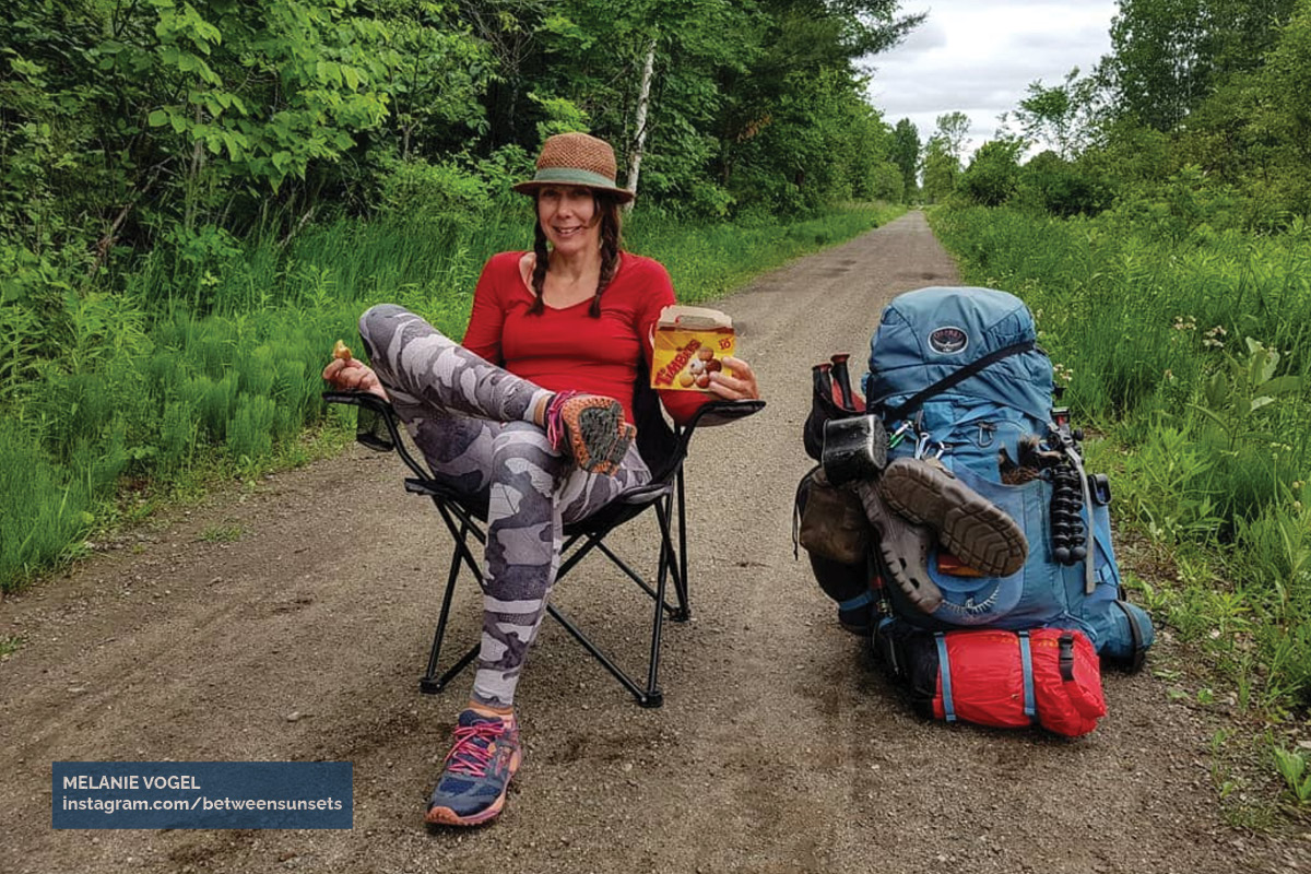 La randonneuse Melanie Vogel sur le Sentier Transcanadien à Tweed, en Ontario