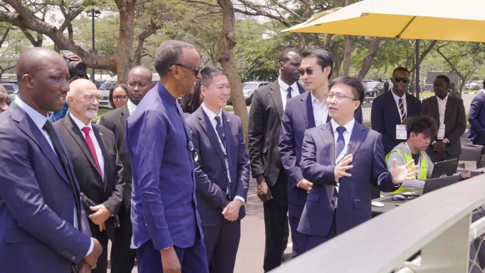 Image: At the flight site, Rucheng Lu, Chief Engineer of EHang, introduces the features of the EH216-S to Rwandan President Paul Kagame, Rwandan Minister of Infrastructure Dr. Jimmy Gasore, Chinese Ambassador to Rwanda Wenqi Gao and other guests
