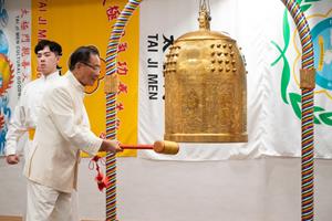 2022 0701 Dr. Hong rings the bell