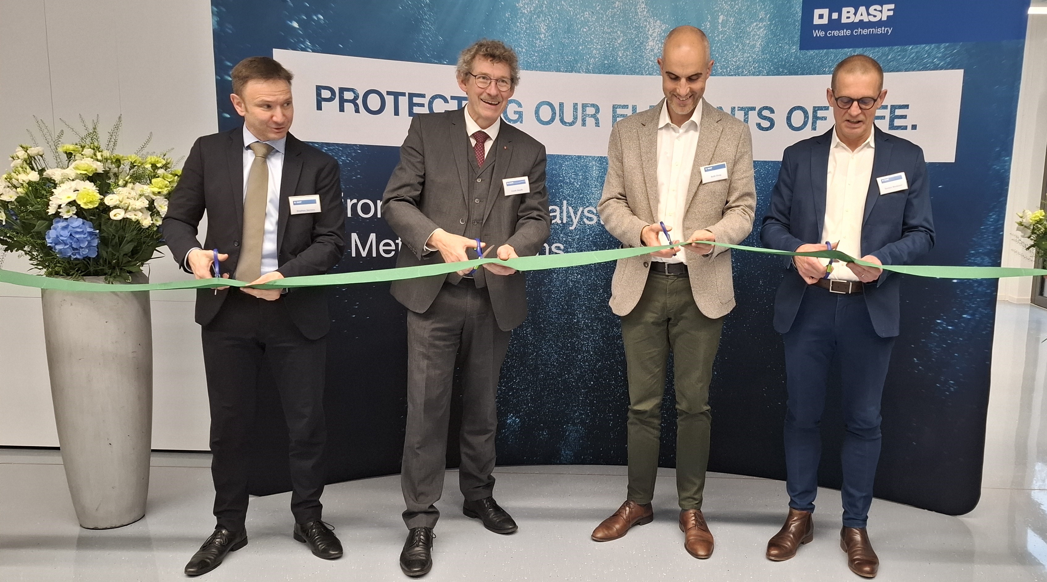 Hannover lab ribbon cutting photo