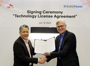 John Van Scoter, President and CEO of Solid Power, and Minsuk Sung, Chief Commercial Officer of SK On, shake hands after entering into new agreements.