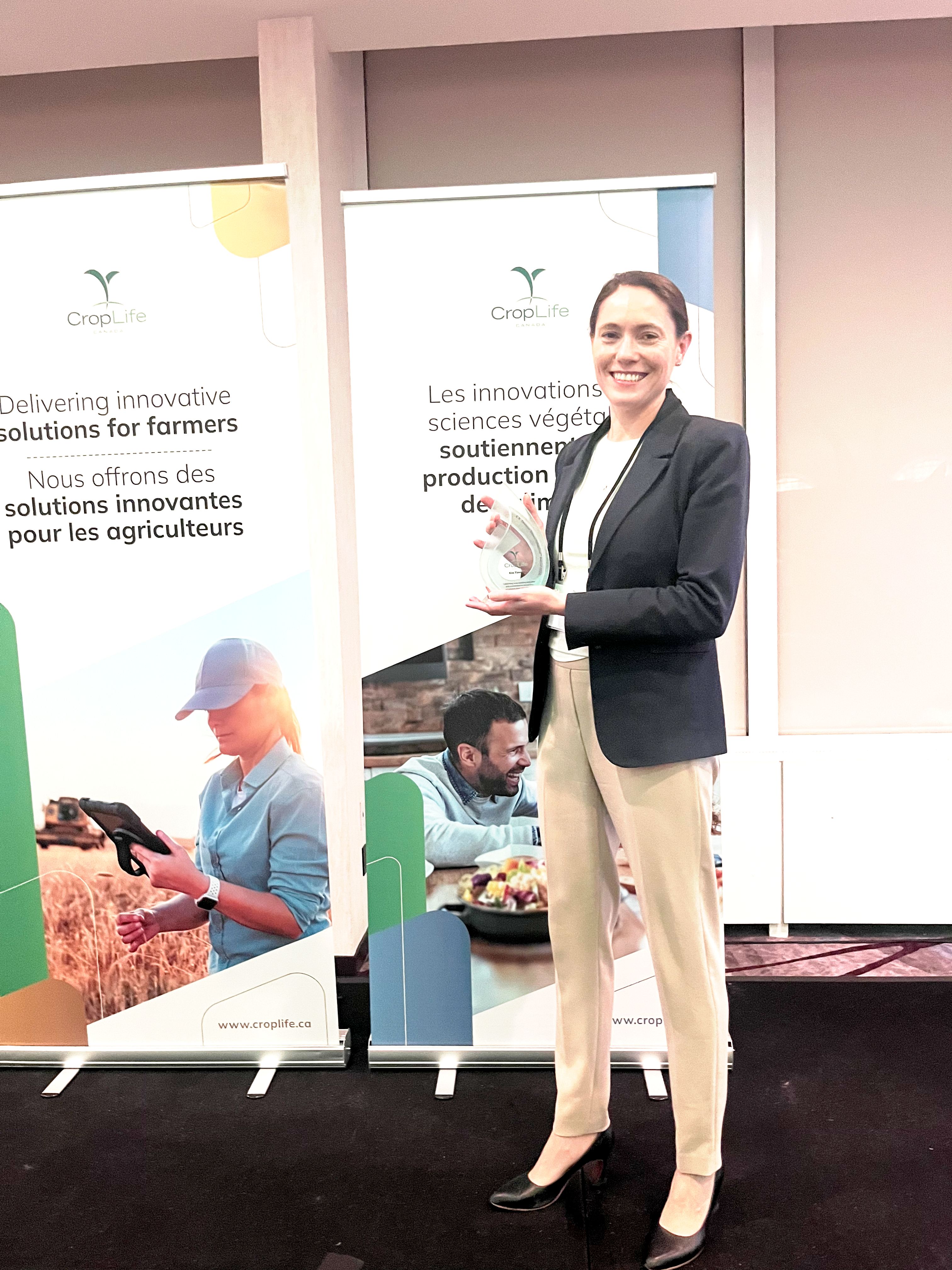 Kim Timmer reçoit le prix C.B.  Davreux Stewardshipfirst™ décerné par CropLife Canada