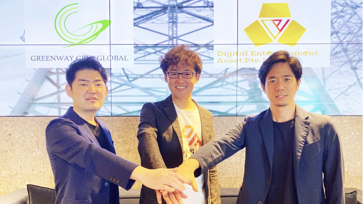 GGG Director Tsuyoshi Numajiri (left), DEA Founder & Co-CEO Kozo Yamada (center) and GGG Manager Kazuki Kito (right) officiate a partnership between the two companies in Singapore.