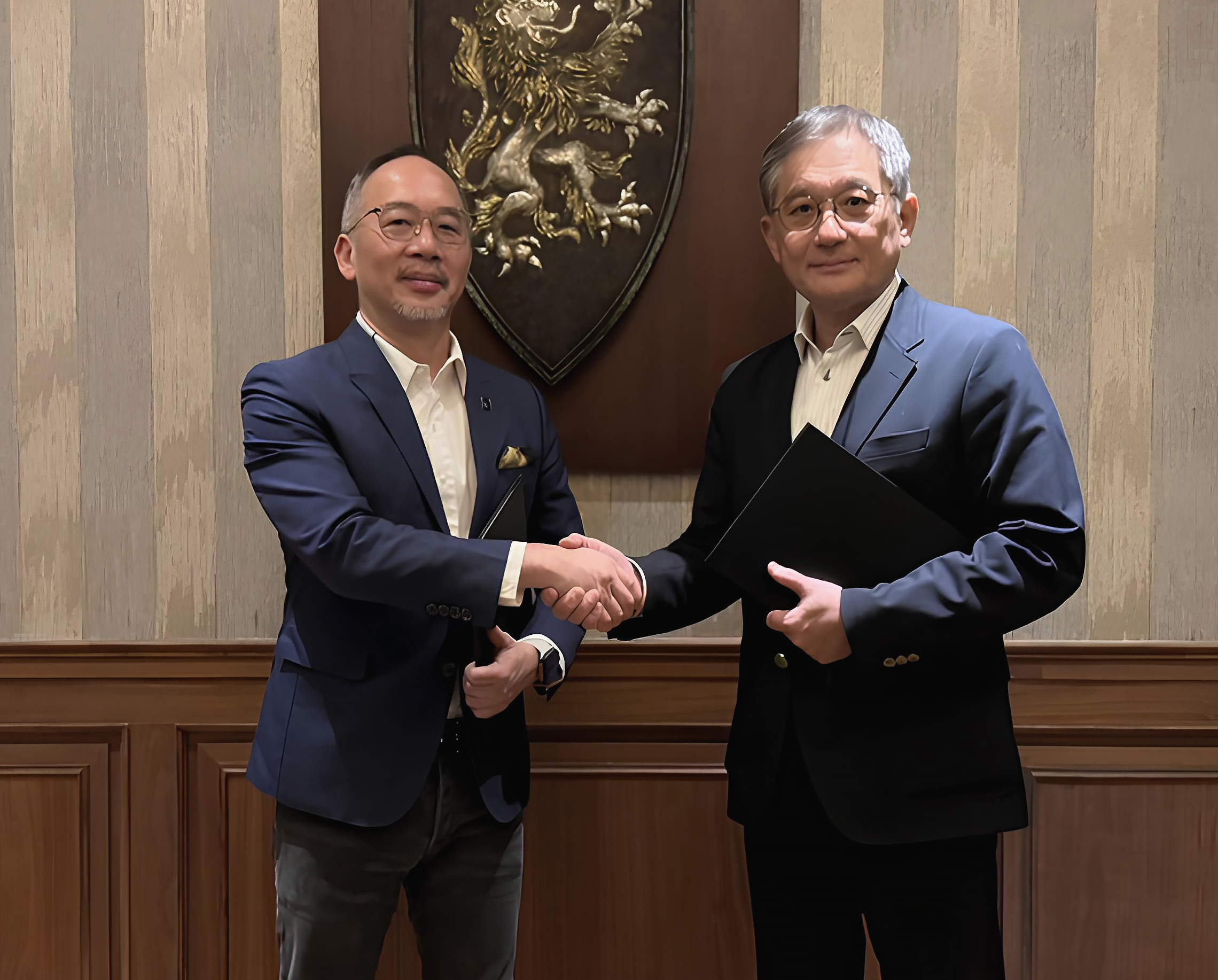 (From left to right) Royce Hong, Founder & CEO of XING Mobility, and Jun-Tang Yuan, Chairman of Pacific Electric Wire & Cable Co., Ltd. The two compan