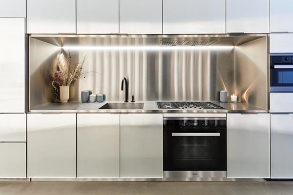 Bendheim’s low-iron finely fluted “Corduroy” glass clads the kitchen cabinets of this luxury condominium tower. Photo by Derek Shapton, courtesy of Bjarke Ingels Group.