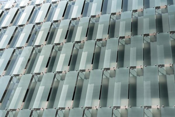 Staggered glass panels on the north and south facades of the 727 West Madison parking structure in Chicago. Photo by Kelly Drake Photography.