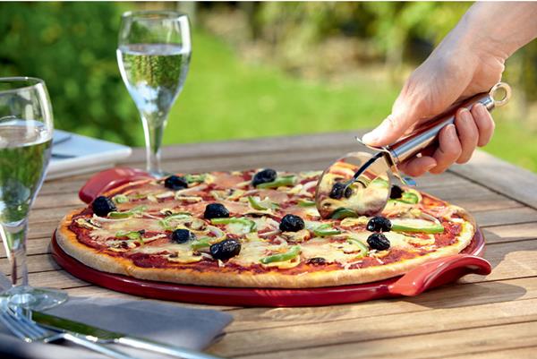 Finished with Emile Henry’s proprietary Flame glaze, the ceramic pizza stone produces crispy crusts and doubles as a cutting surface. Ideal for baking pizzas and breads and general grilling.