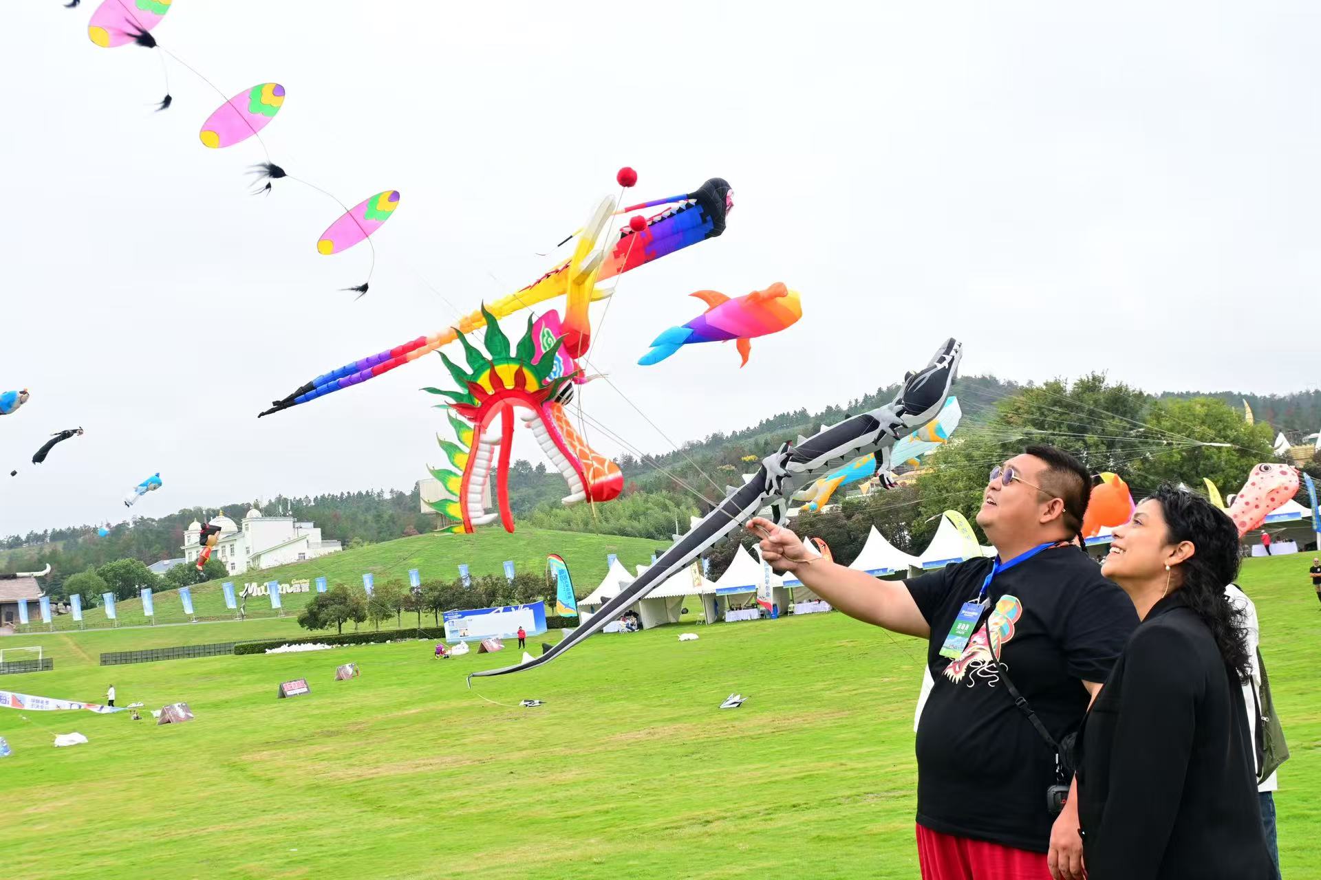 Guatemalan Vlogger experiences Chinese cultural charm as kite craftmanship meets legendary heroine in Wuhan
