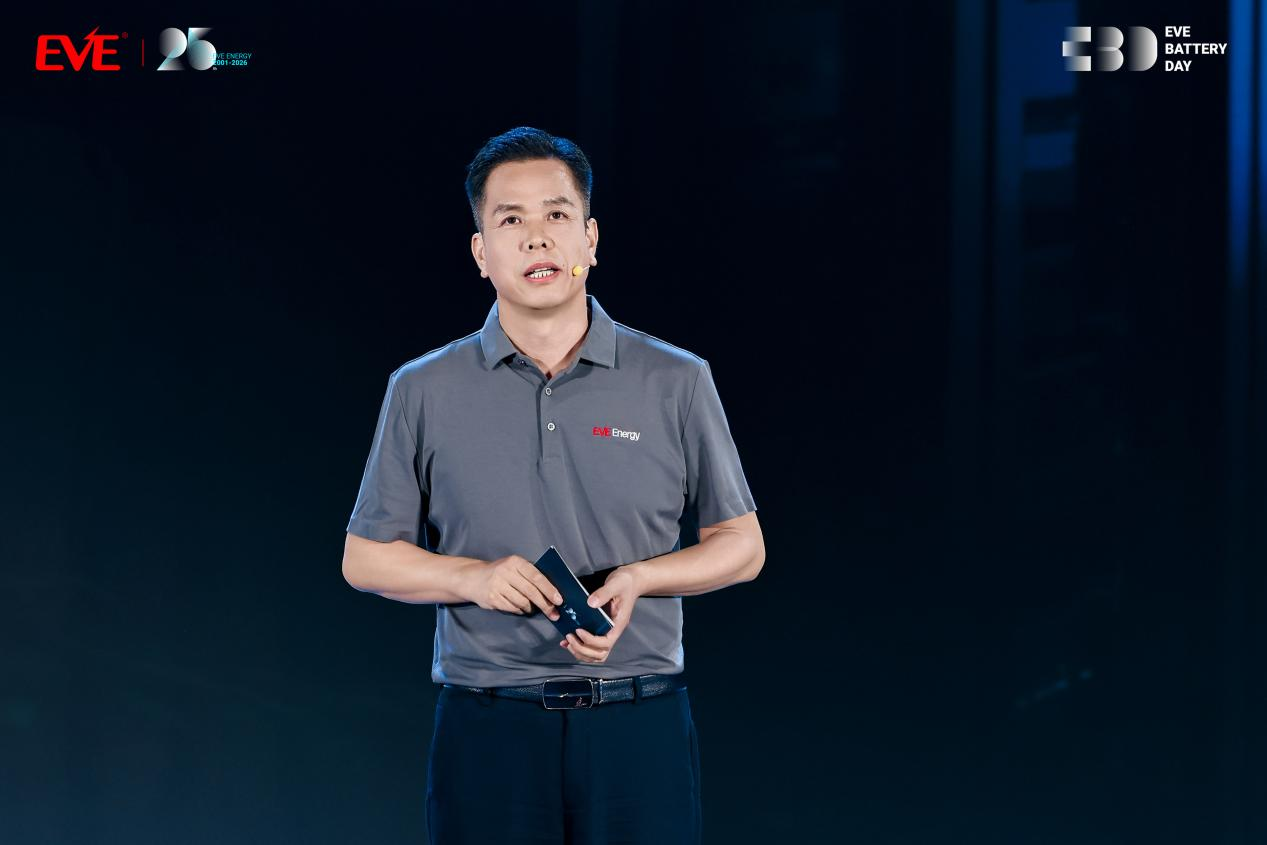 Wang Shifeng, Senior Vice President of EVE and President of the Manufacturing Center, delivers a speech