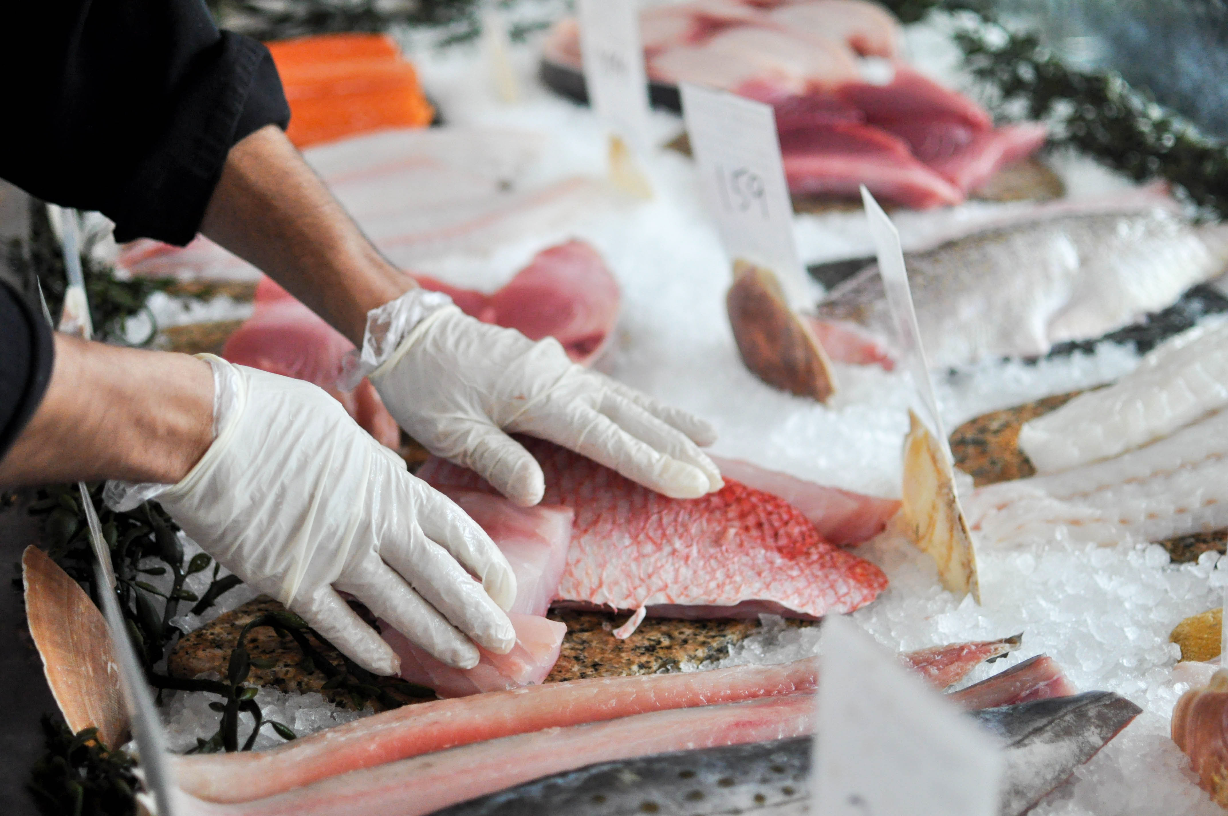 Des poissons entiers et en filets vendus dans un marché
