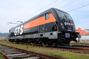 Una locomotiva Bombardier TRAXX DC3 della flotta GTS Rail 