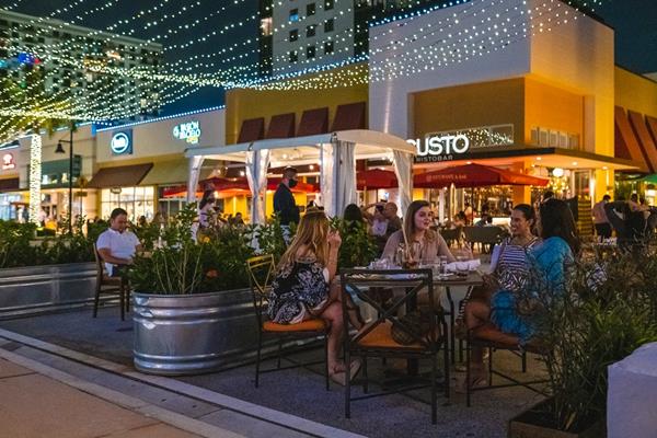 Al fresco dining at Downtown Doral.