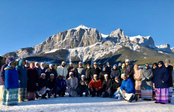 Seniors from Calgary enjoy a scenic drive provided by Dawoodi Bohra volunteers.