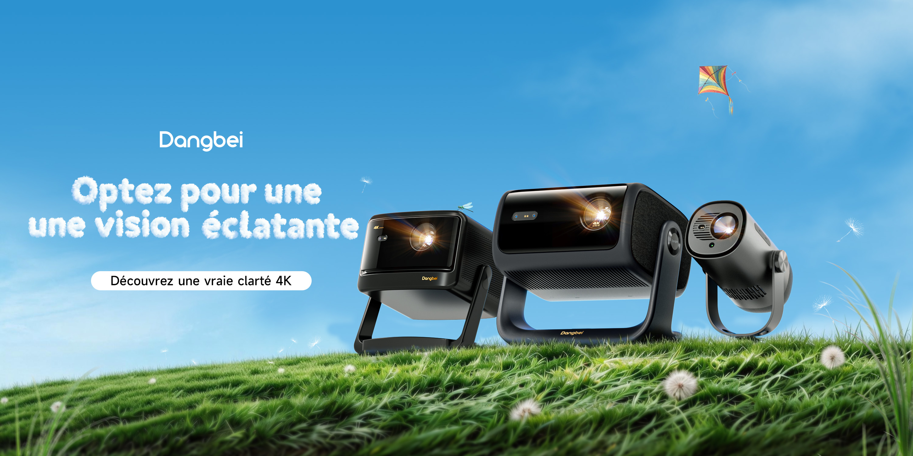 Trois vidéoprojecteurs Dangbei 4K posés sur une pelouse verte sous un ciel bleu – Dangbei Soldes de Printemps 2026 sur Amazon France