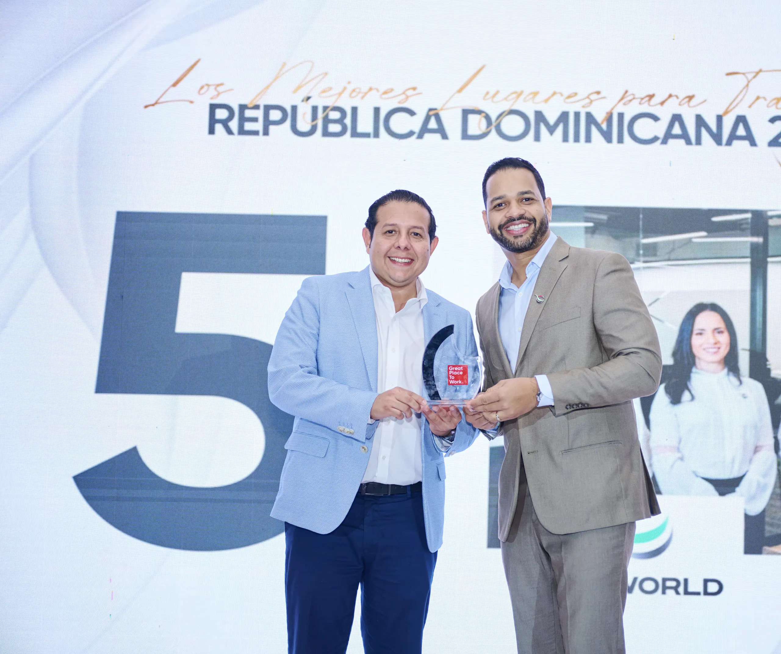 DP World receving a Great Place to Work® award on stage during the Top 5 Best Workplaces in the Dominican Republic recognition event