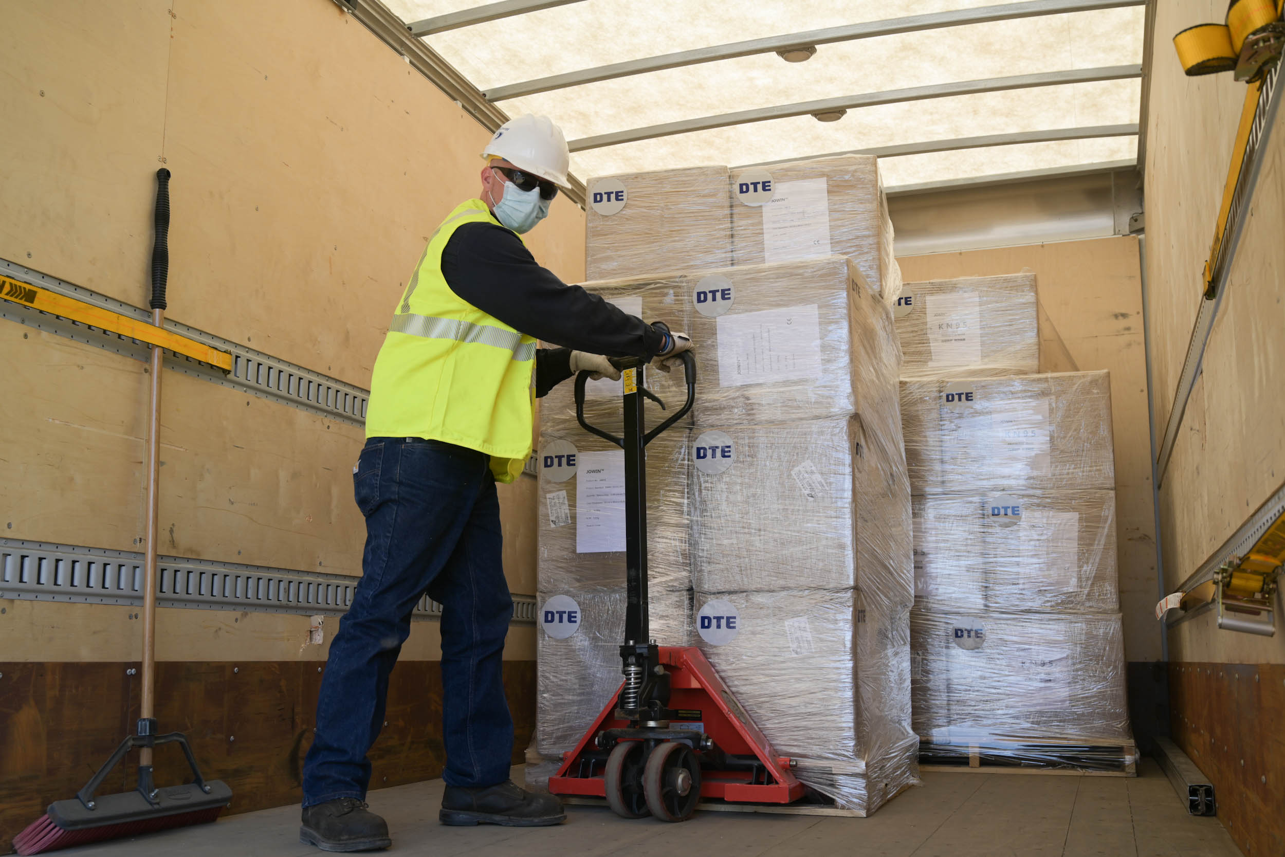 DTE employee Ken Crandall delivers KN95 respirator masks to Henry Ford Health System as part of the DTE Foundation’s donation of 100,000 of respirator masks to area hospitals today. Photo credit: DTE Energy