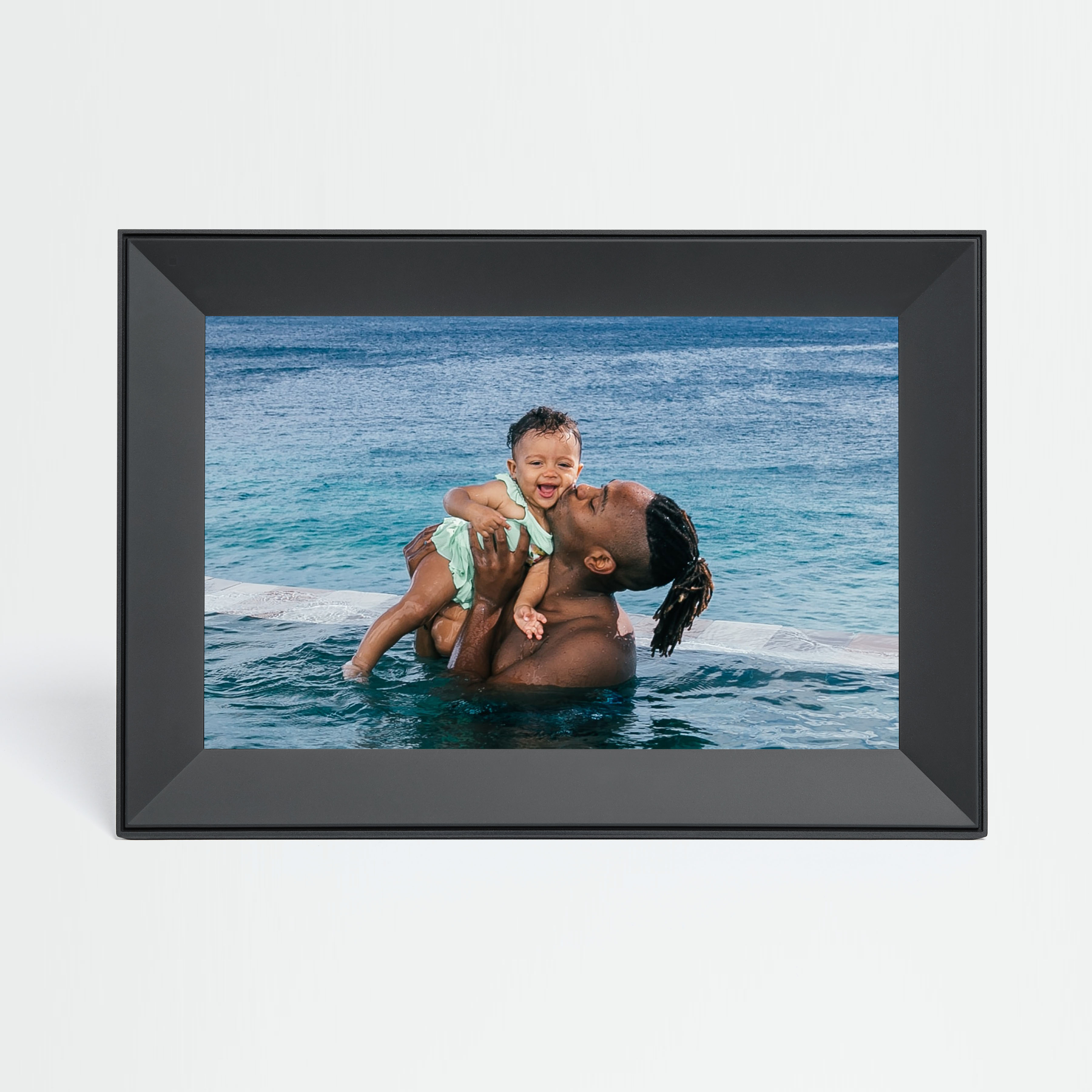 Aura Launches New Carver Smart Photo Frame