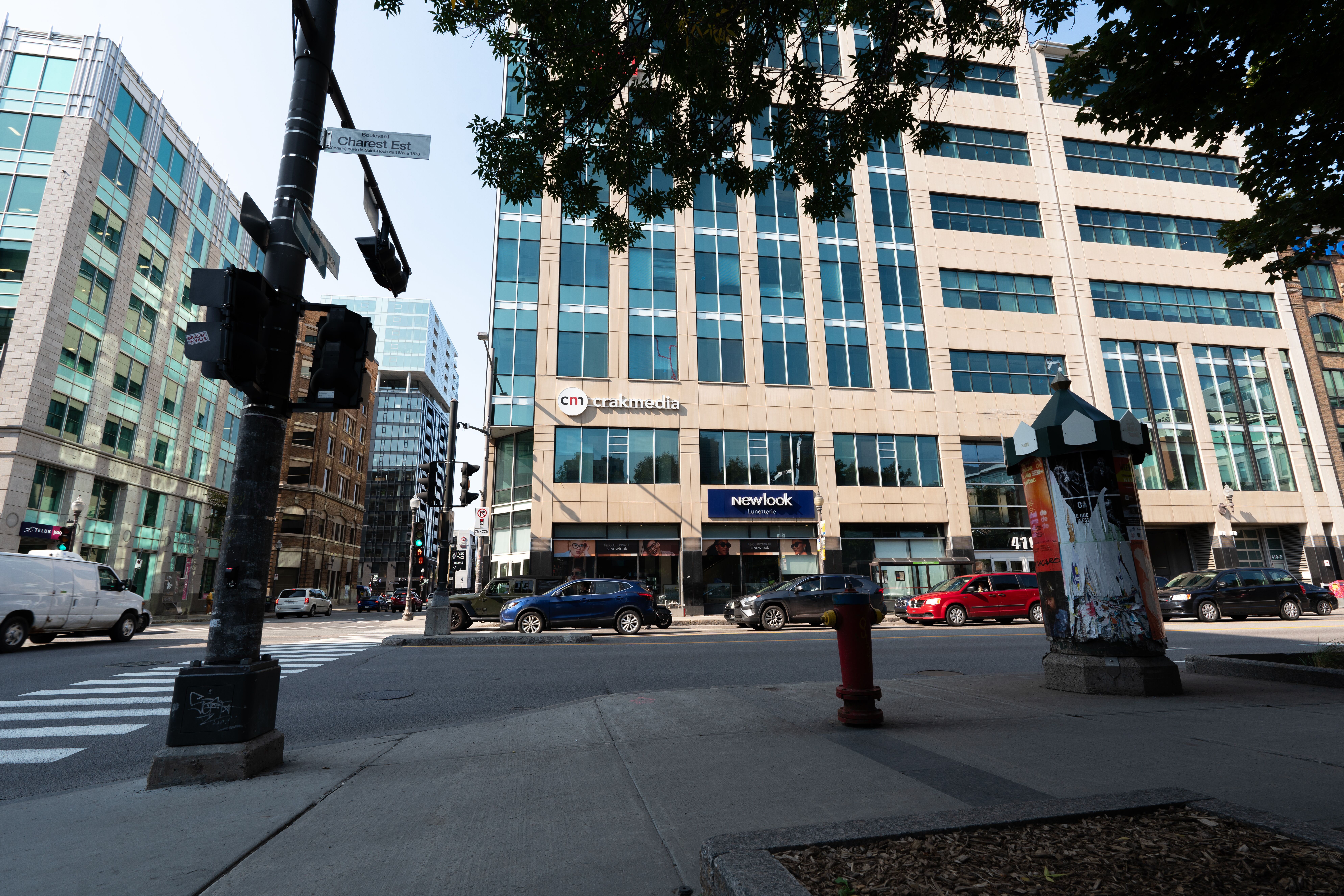 Photo du siège social de Crakmedia prise de la Place de l'Université du Québec