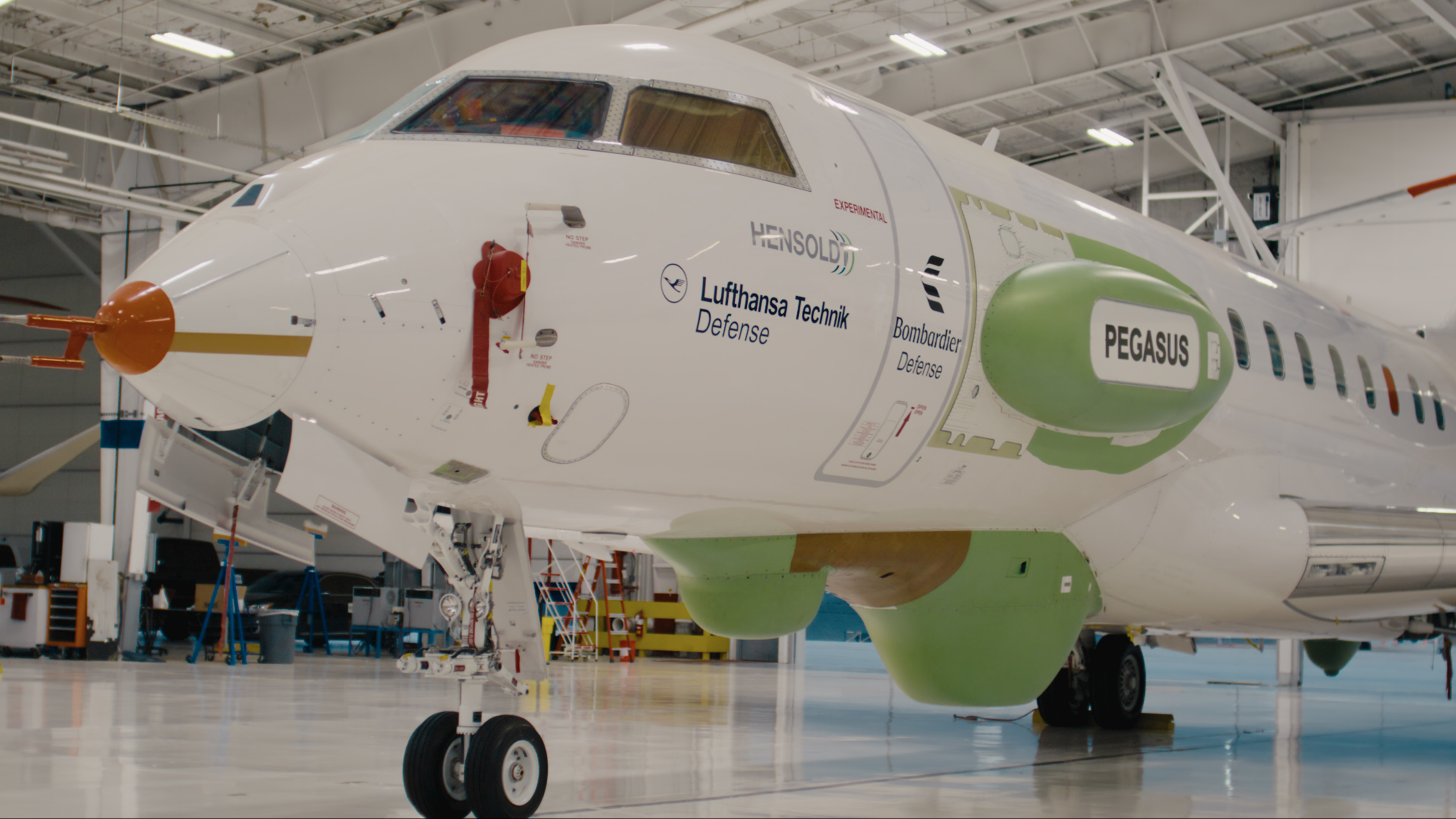Le Global 6000 de Bombardier destiné au programme allemand PEGASUS est prêt à sortir du hangar de Bombardier à Wichita, KS.