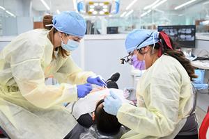 Dental medicine students treat patient