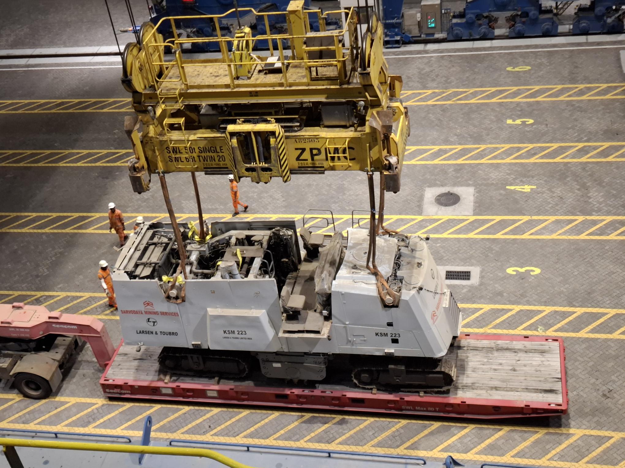 Images 3: Arrival of the surface miner at the Port of Douala in Cameroon