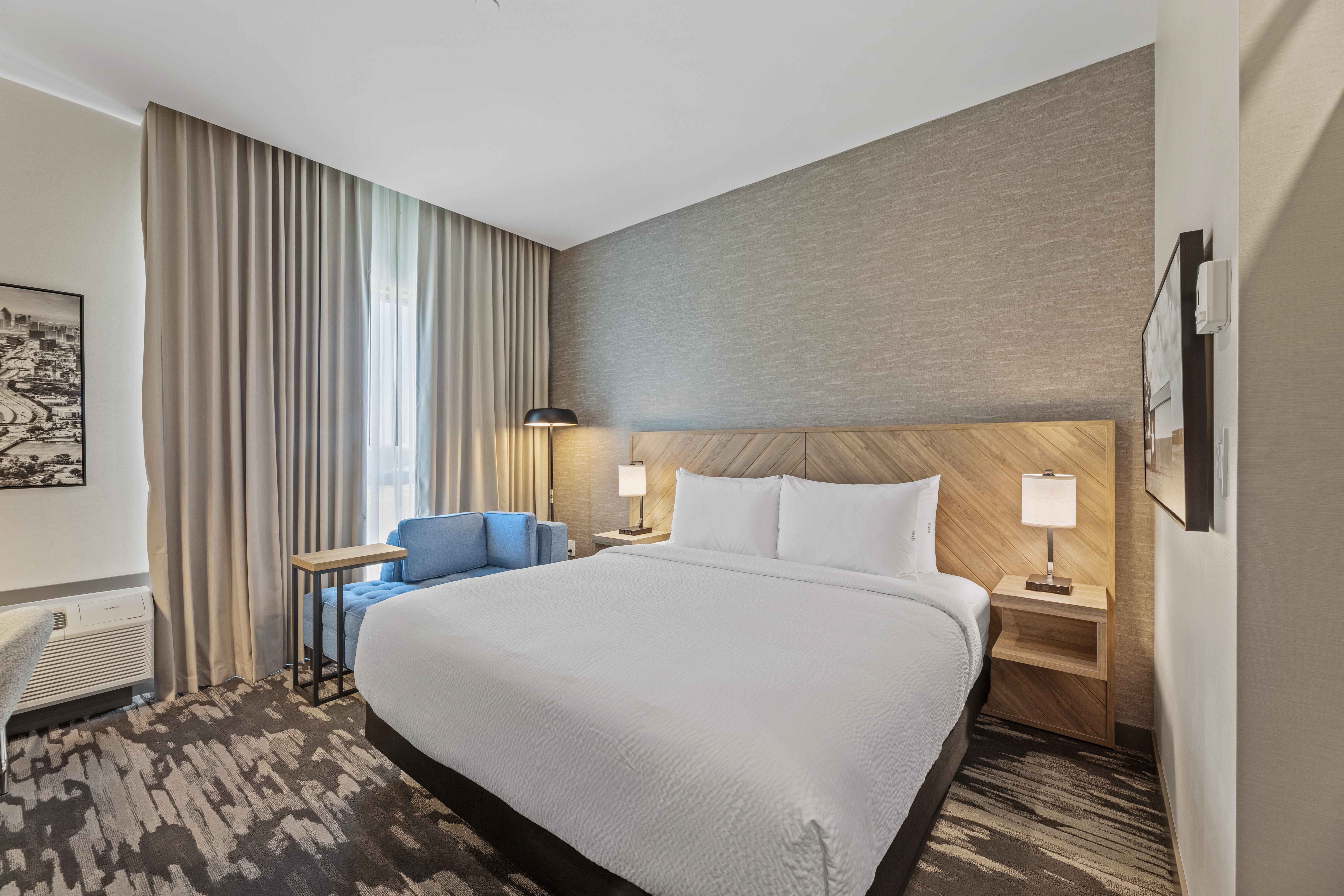 Signature King Bedroom - Sandman Signature Dallas-Las Colinas Hotel and Suites