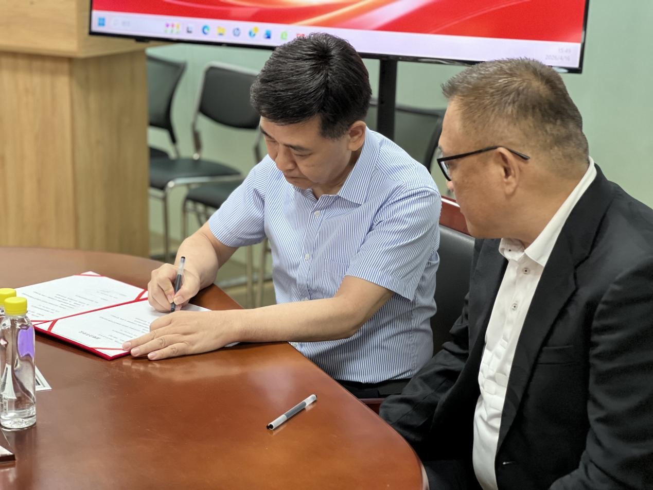 Laozhongyi brand representatives with CUBE CEO