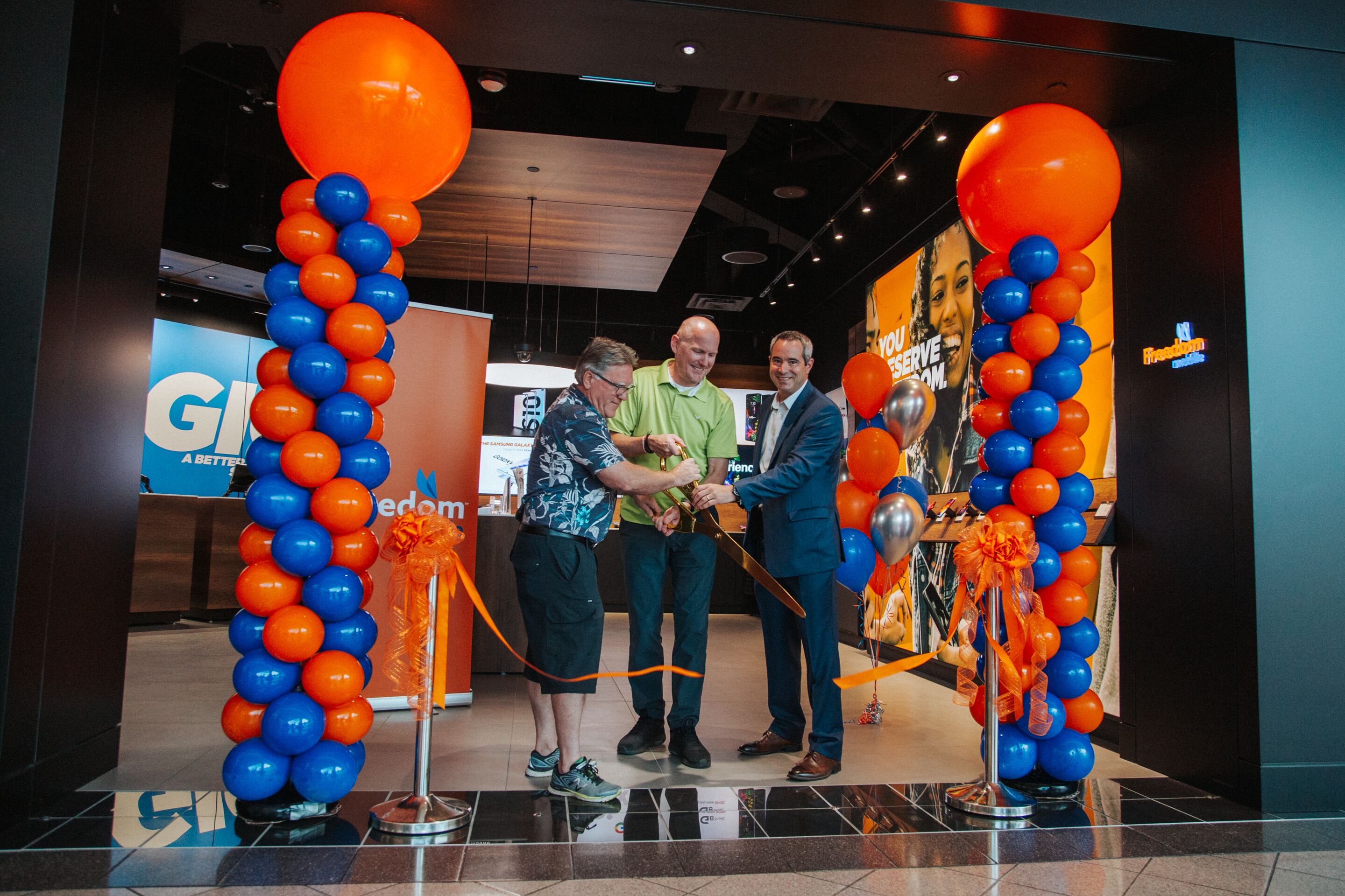 Freedom Mobile cuts the ribbon in Lethbridge