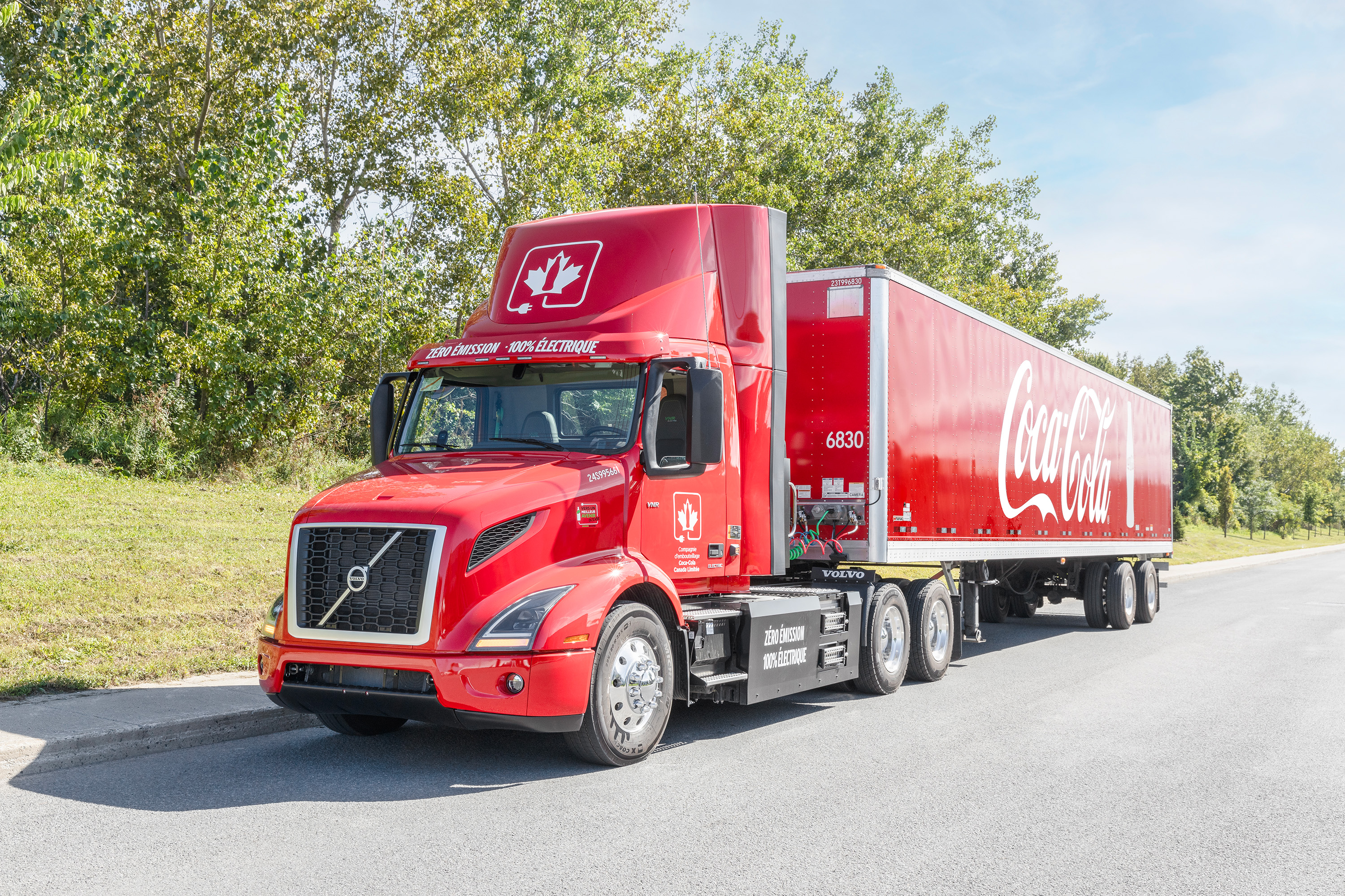 LÉGENDE : Coke Canada Bottling Limited, client de Volvo Trucks Amérique du Nord, a dévoilé ses premiers camions électriques Volvo VNR qui desserviront leurs itinéraires de livraison clients emblématiques de la « flotte rouge » dans toute la région du Grand Montréal.