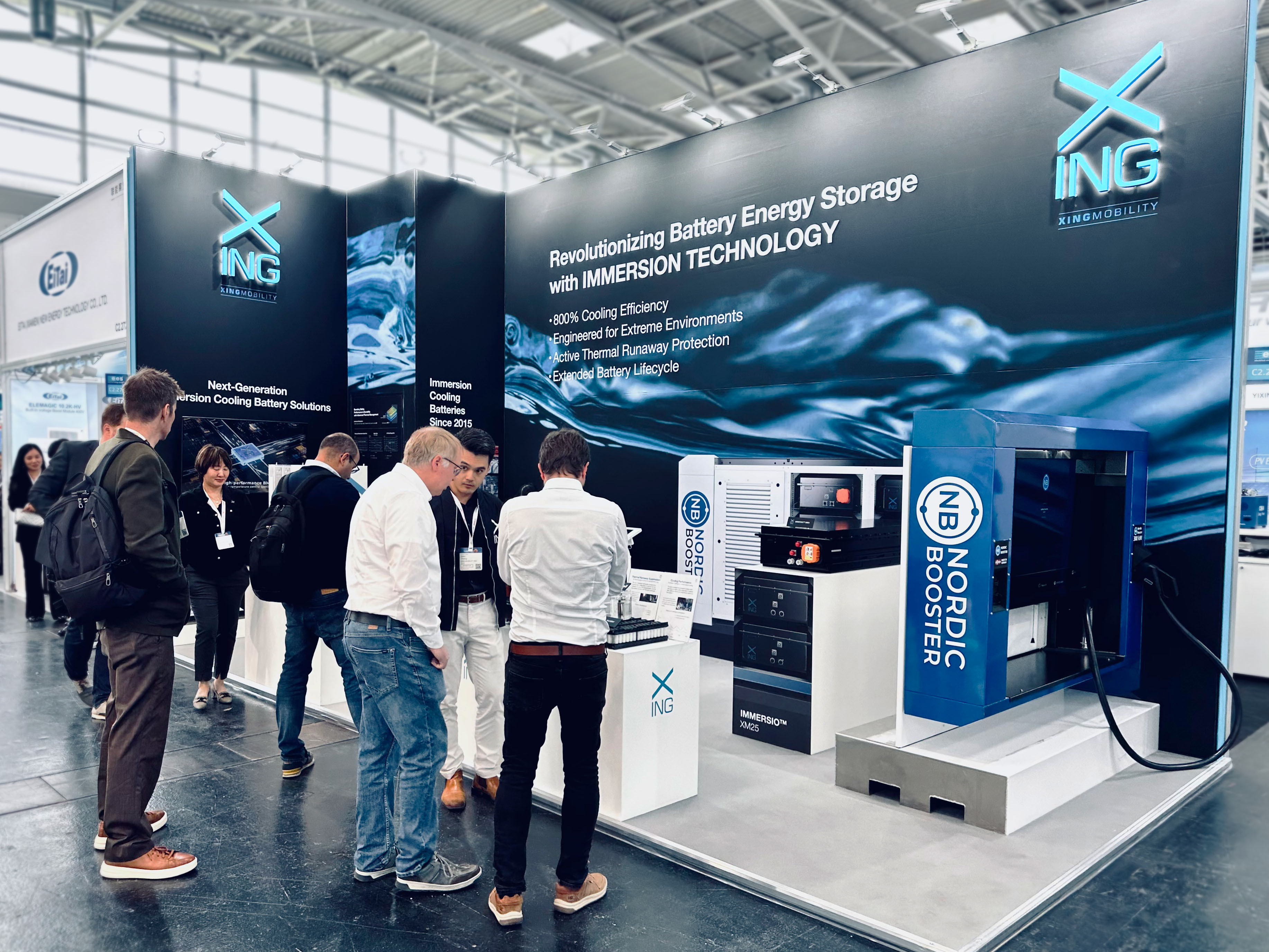 XING Mobility präsentiert den neu vorgestellten XBE1000 1MW BESS-Schrank mit Immersionskühlung auf der EES Europe in Deutschland