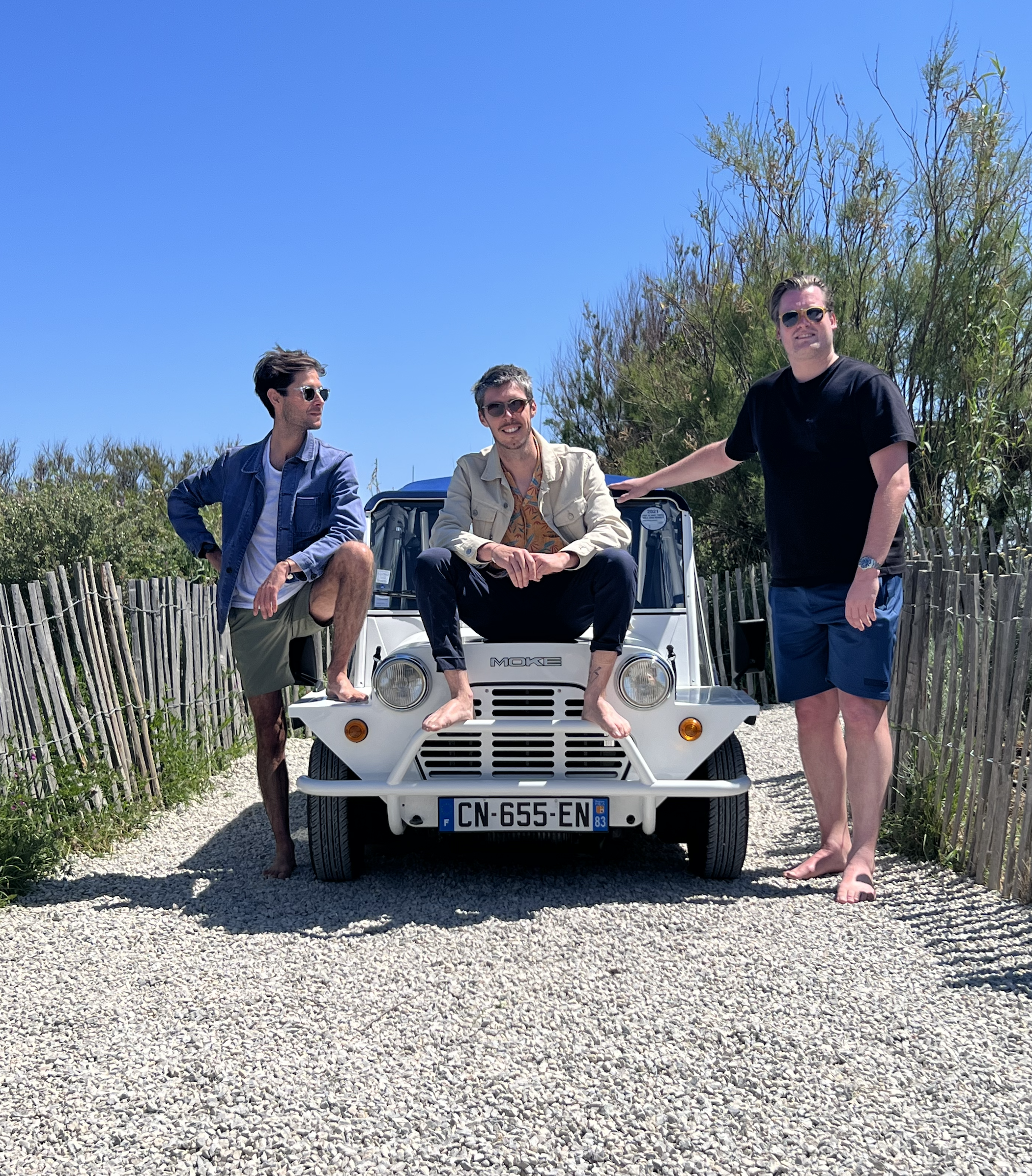 Willie Groel (CEO de MOKE France), Quentin Monge (Artiste) et Wouter Witvoet (CEO et Fondateur de EV Technology Group)