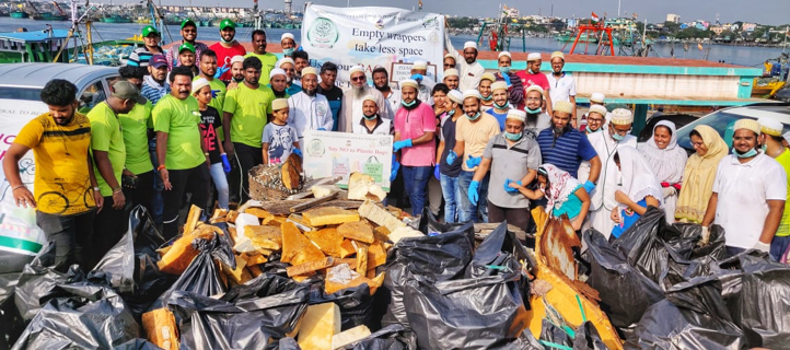 Local Bohras join a Project Rise initiative to clean the shoreline of N4 Kasimedu beach in Chennai on International Coastal Cleanup Day.