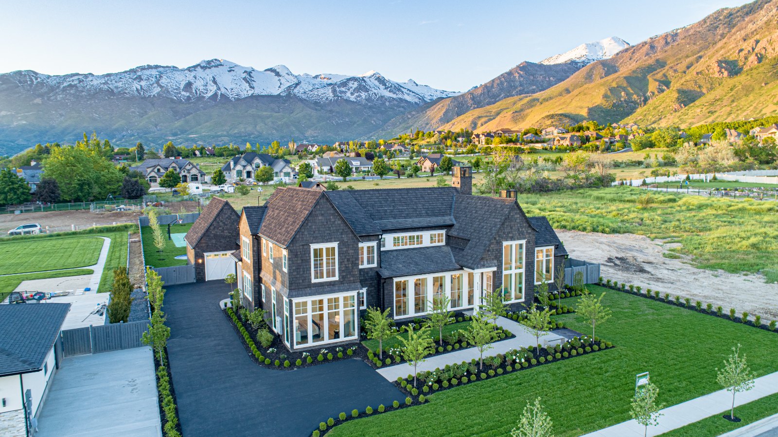 CEDUR brings the warm aesthetic of natural cedar shakes and the enduring performance of engineered materials to every roof.