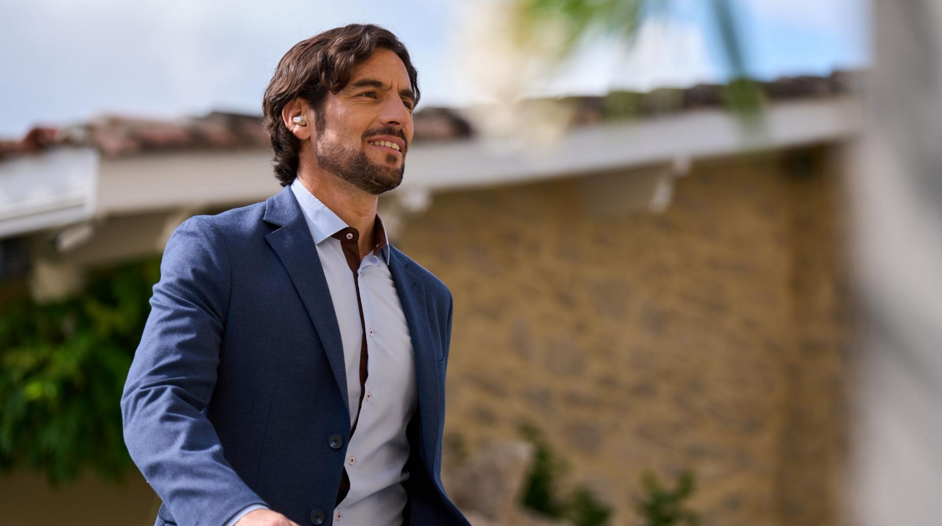 Person using Cearvol Wave remote microphone