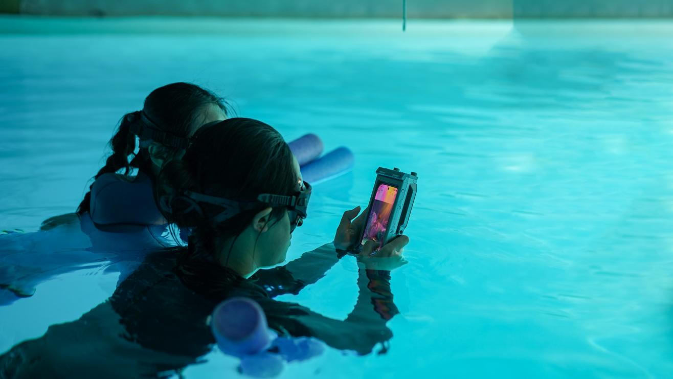Production crew reviews underwater footage beside the pool set during vivo S60’s Starlight Luggage shoot