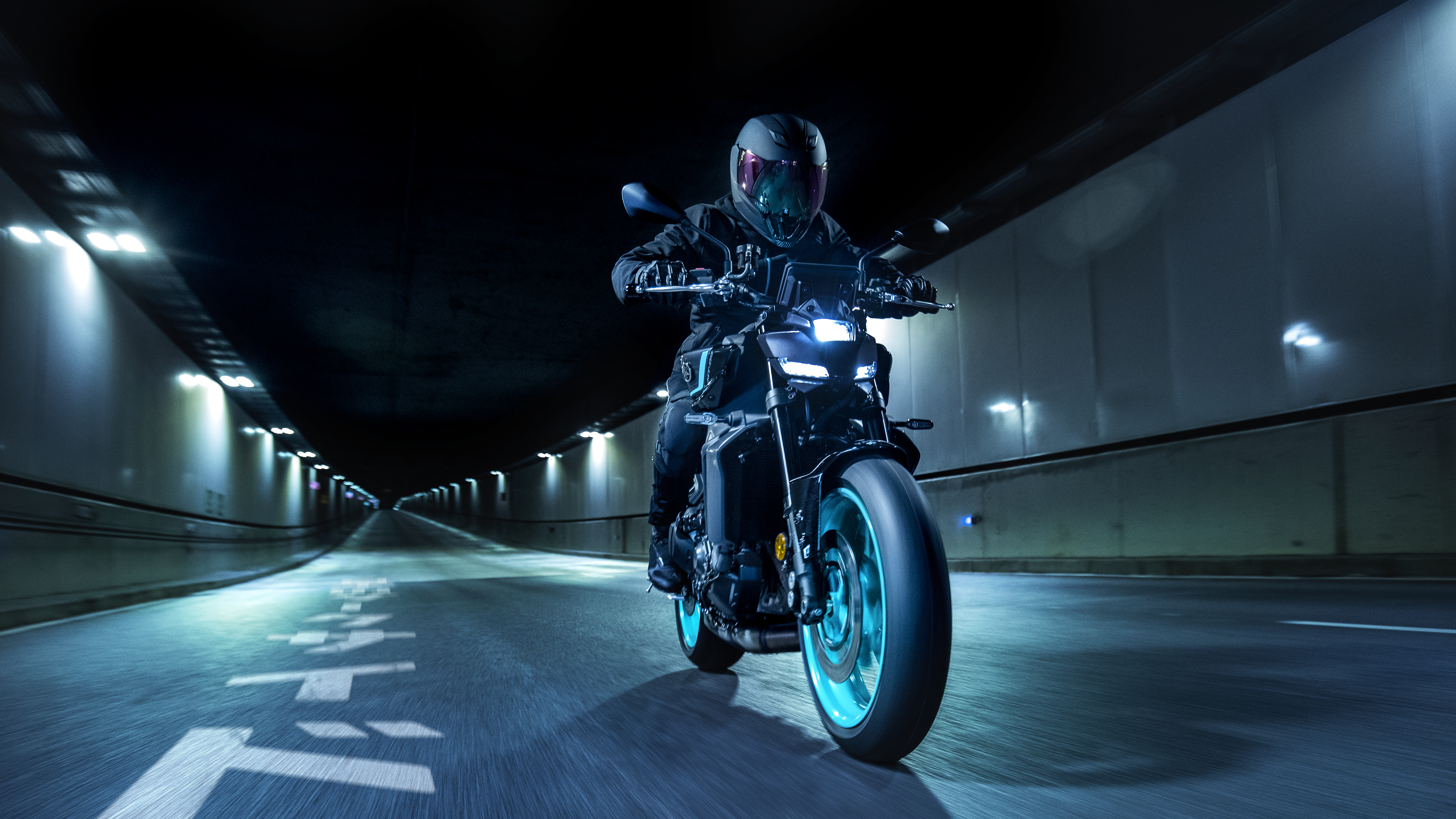 A new LED headlight, shrouded in a redesigned cover, creates a more unified relationship between the front end, updated fuel tank design and tail section. The bi-functional LED projector now features a compact diameter lens module that is both smaller and thinner than the previous model, but still provides a broad, powerful beam. Transparent twin LED position lights complete the MT-09’s more compact, sharp and aggressive face.