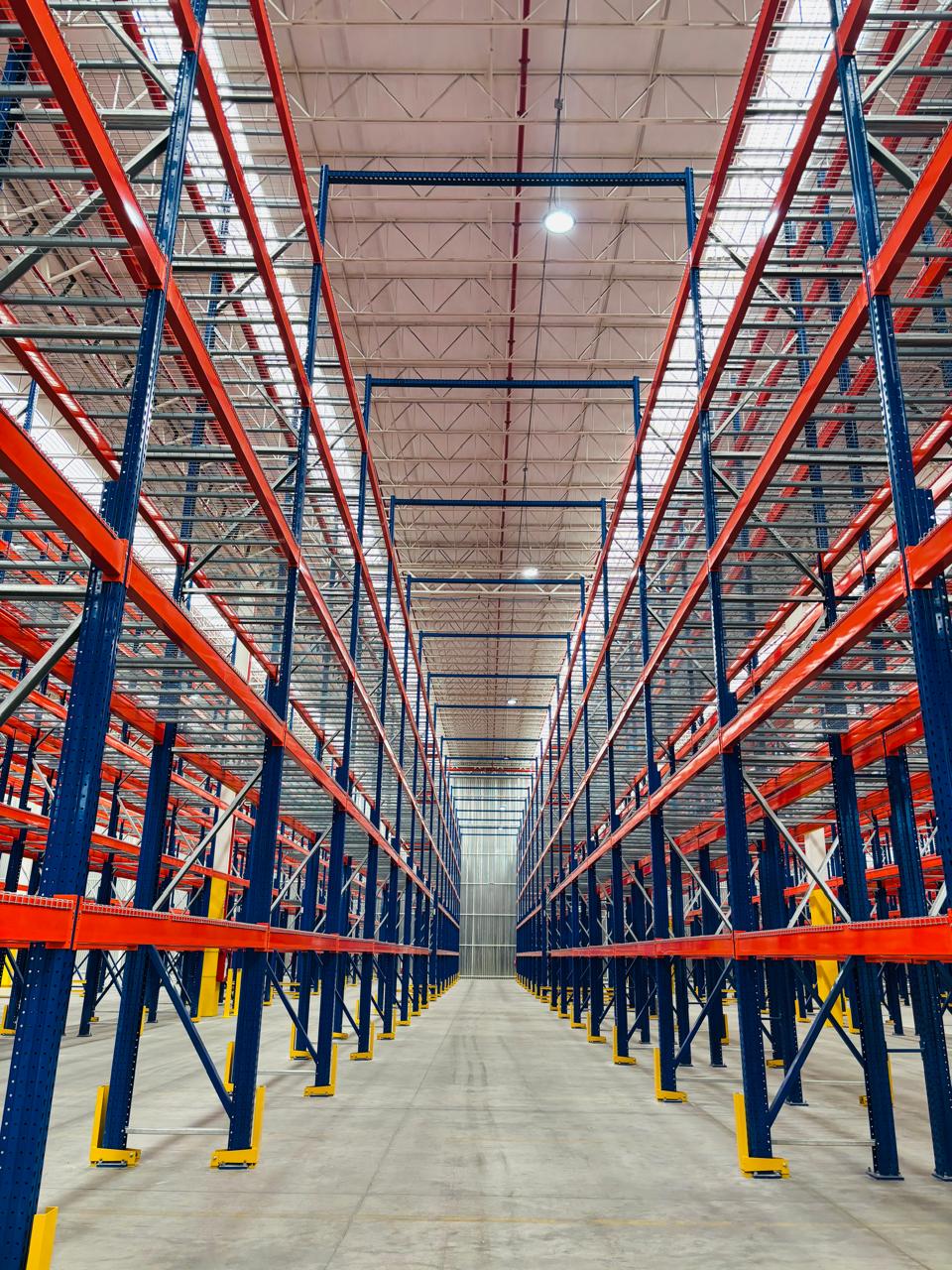 Interior view of DP World’s Querétaro warehouse showing tall, empty racking systems in a newly constructed logistics facility.