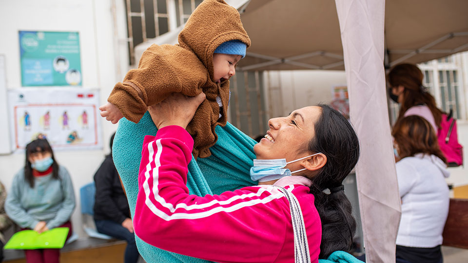 A mother and her baby in Trujillo, Peru