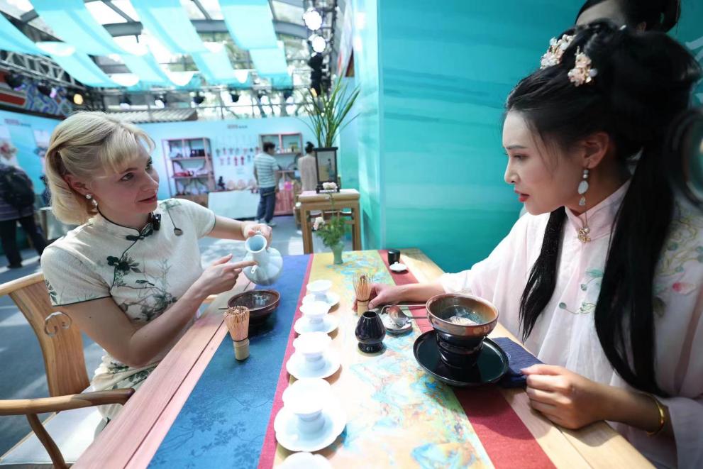 International Tea Culture Festival Held in Chaoyang, Beijing: A foreign guest experiences tea culture.