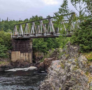 Mobilization (left) for the replacement of the Victoria River Bridge (right)
