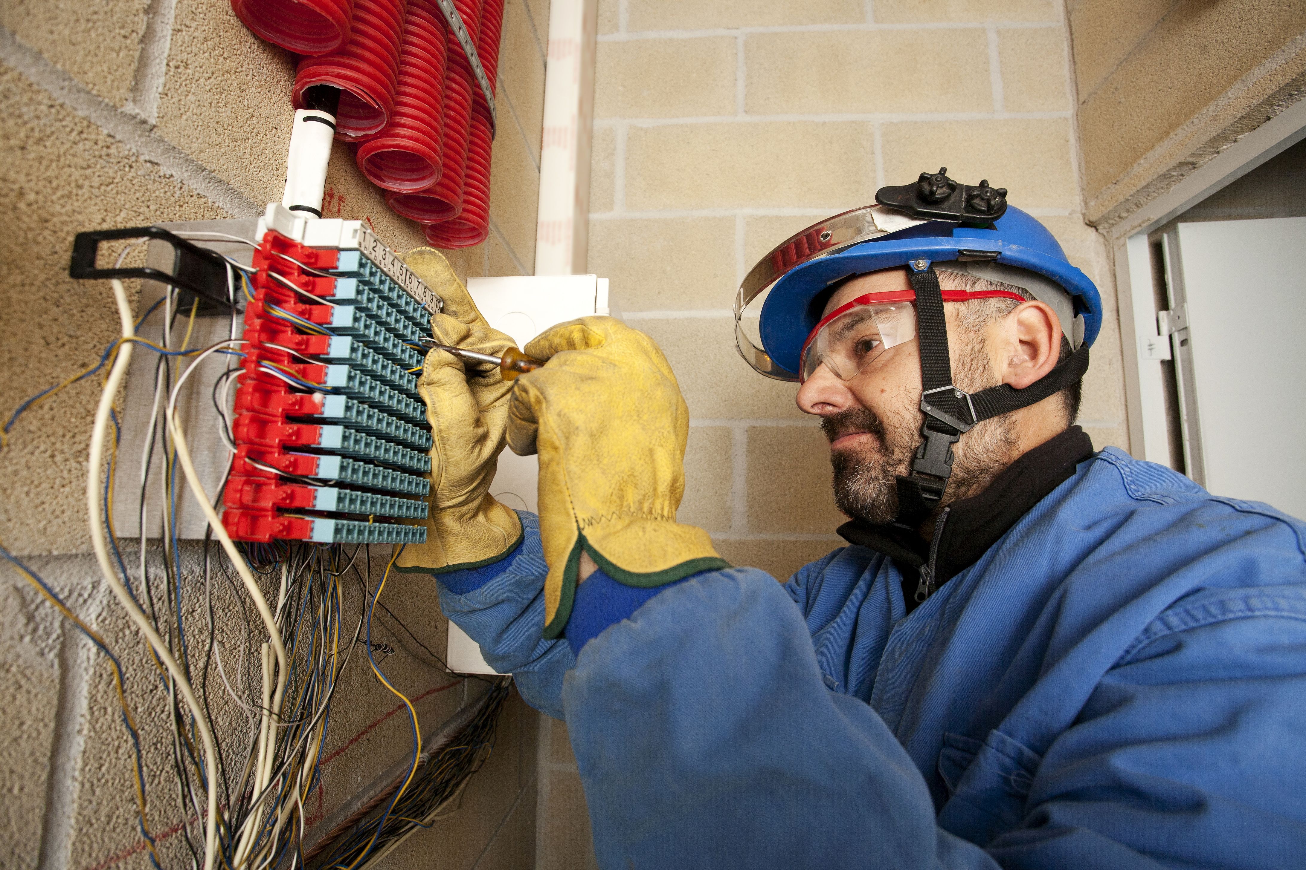 Архив монтаж. Installer electricity funny USA.