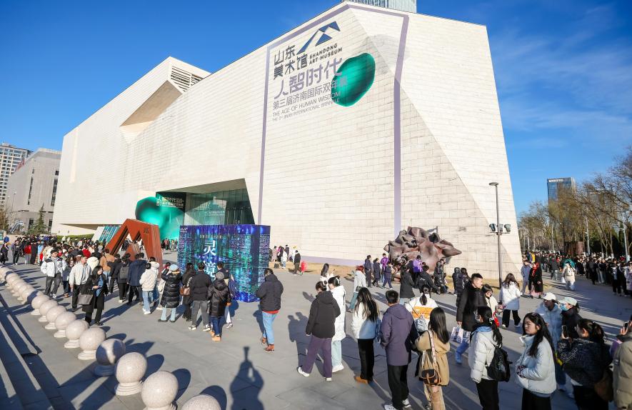 Audiences lining up to visit the exhibition at the Shandong Art Museum.