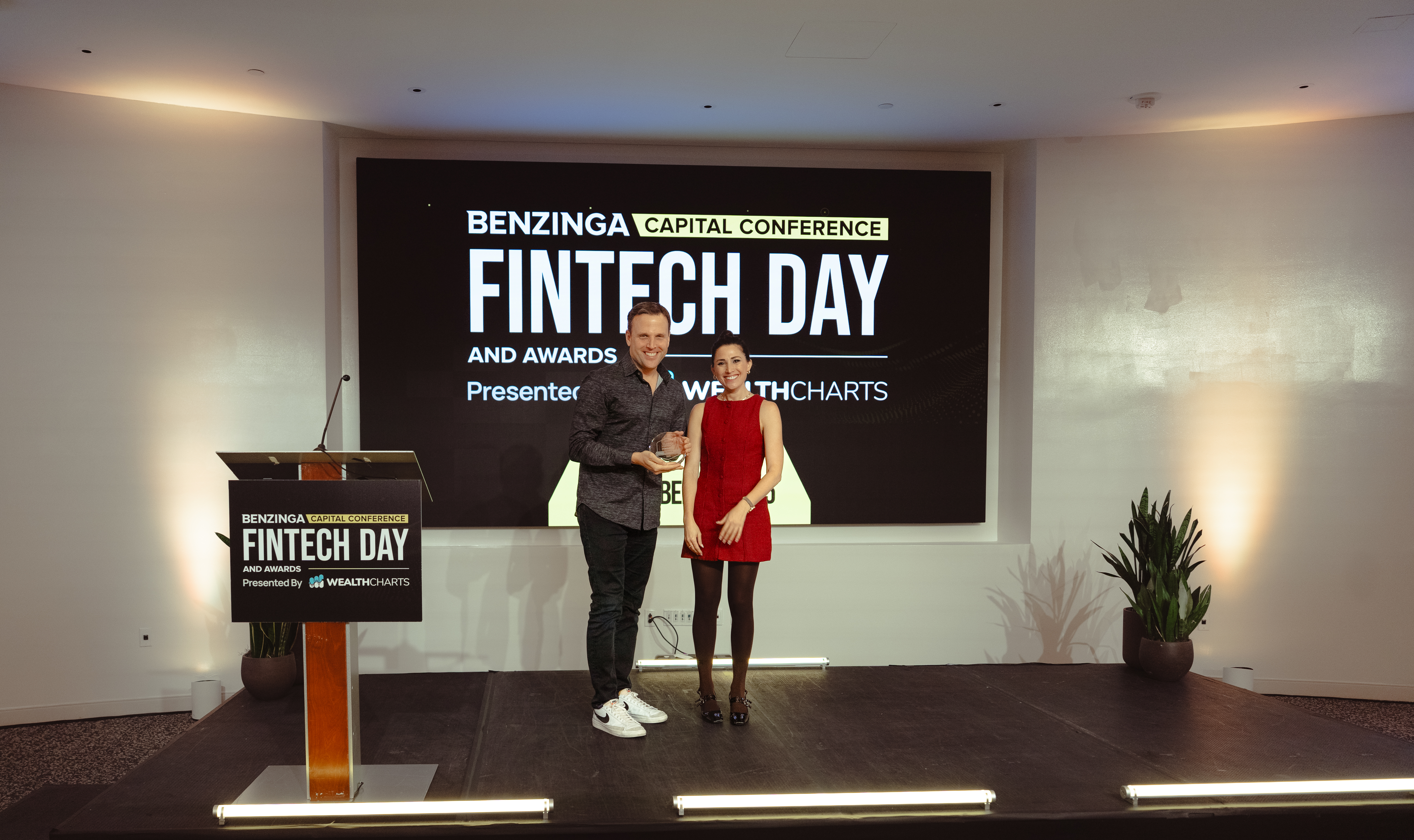 Benzinga issues Moomoo FInancial Canada the Chairman Award for Canada's Best U.S. Stock Trading Platform at FinTech Day 2025.