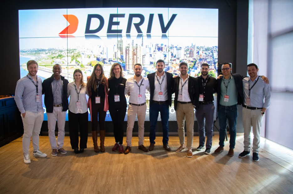 El equipo de Deriv de varios paises del mundo se juntó en la conferencia de Paraguay.