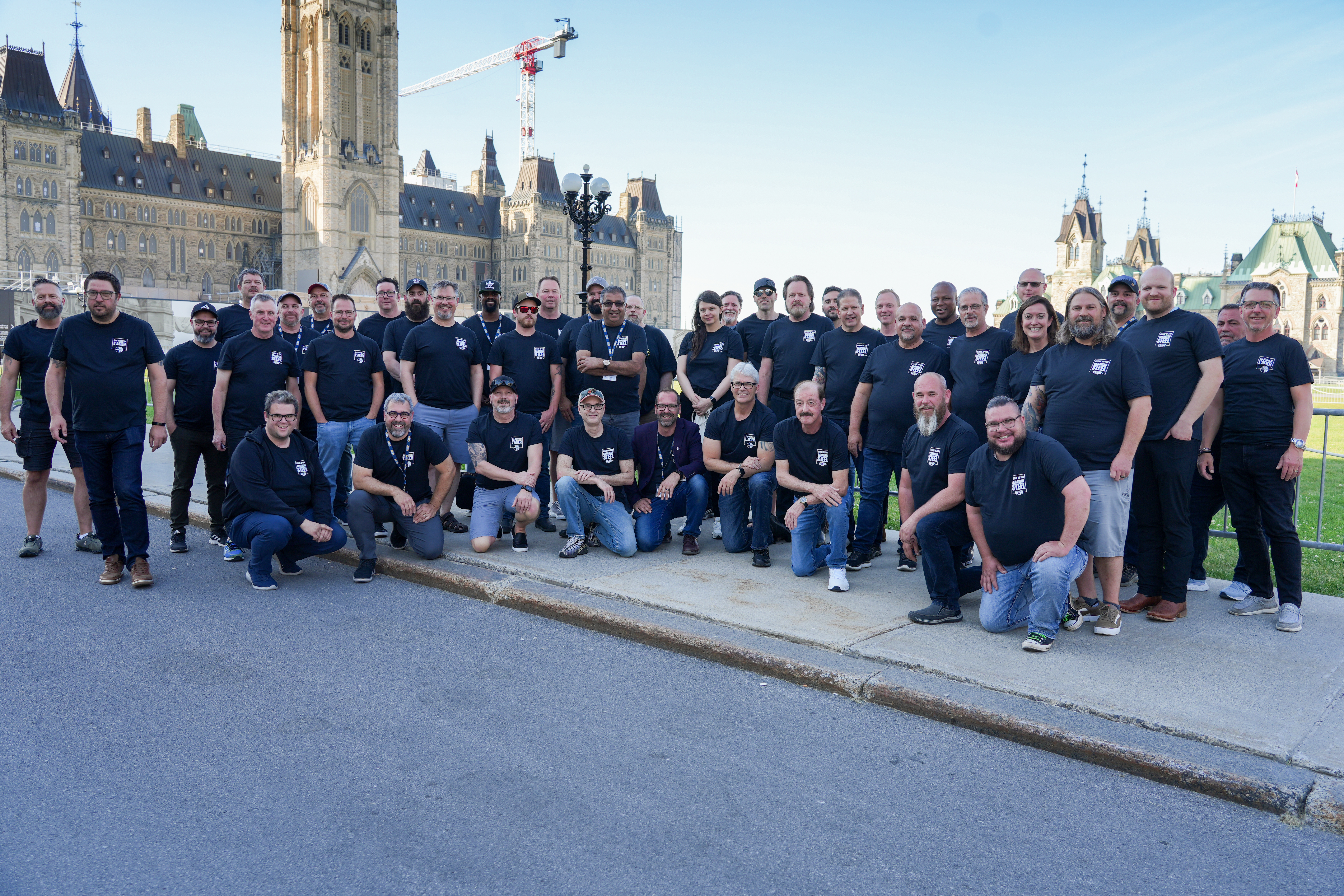 Un groupe de personnes est rassemblé sur la Colline du Parlement.