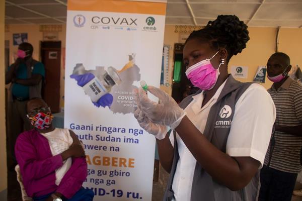 CMMB Health Worker Prepares to Adminster COVID-19 Vaccine in South Sudan