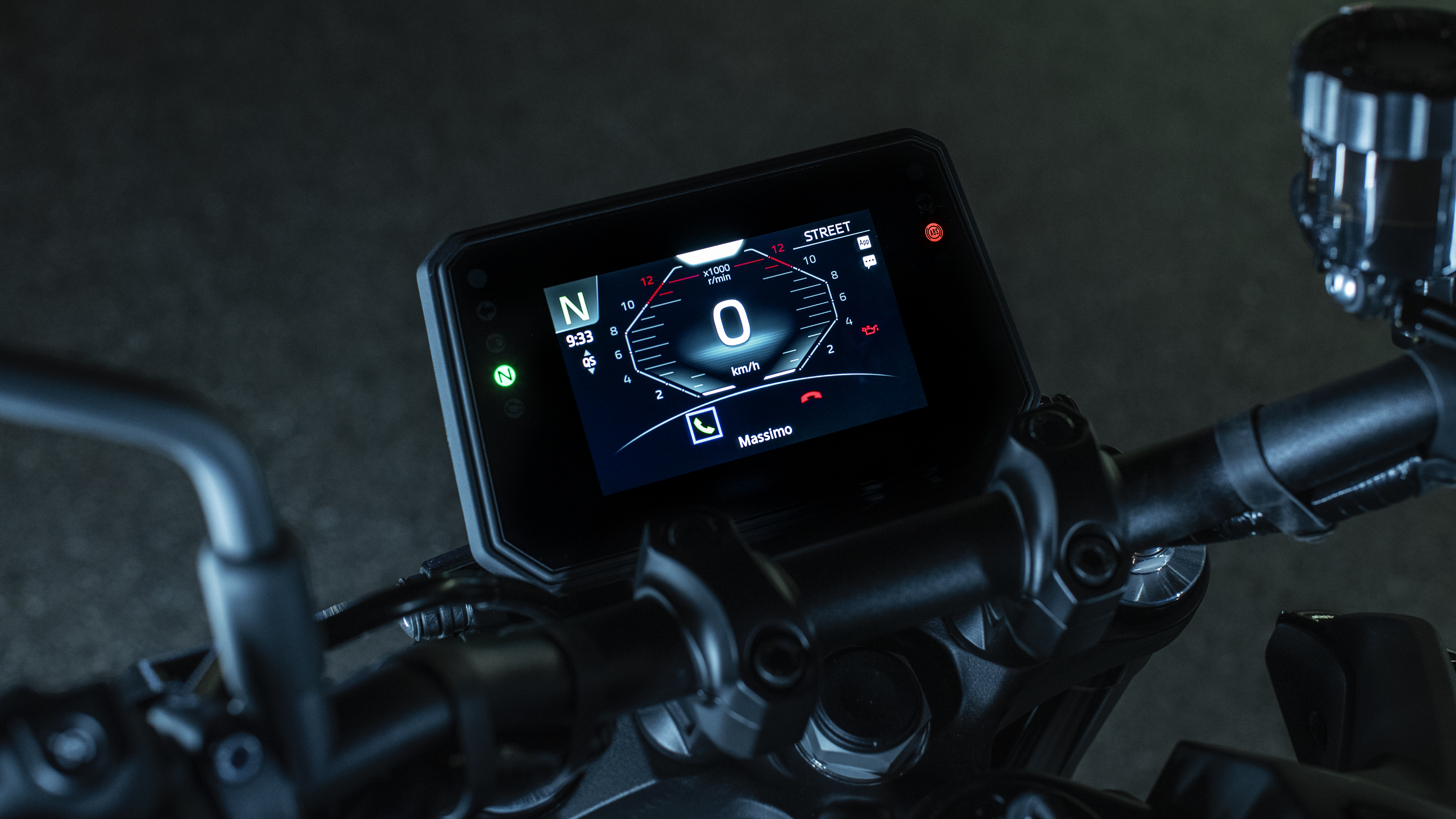 The new five-inch TFT display is larger than the previous model and provides the rider with a rich, full-color experience along with the option of four different themes to suit specific riding situations or individual preference.