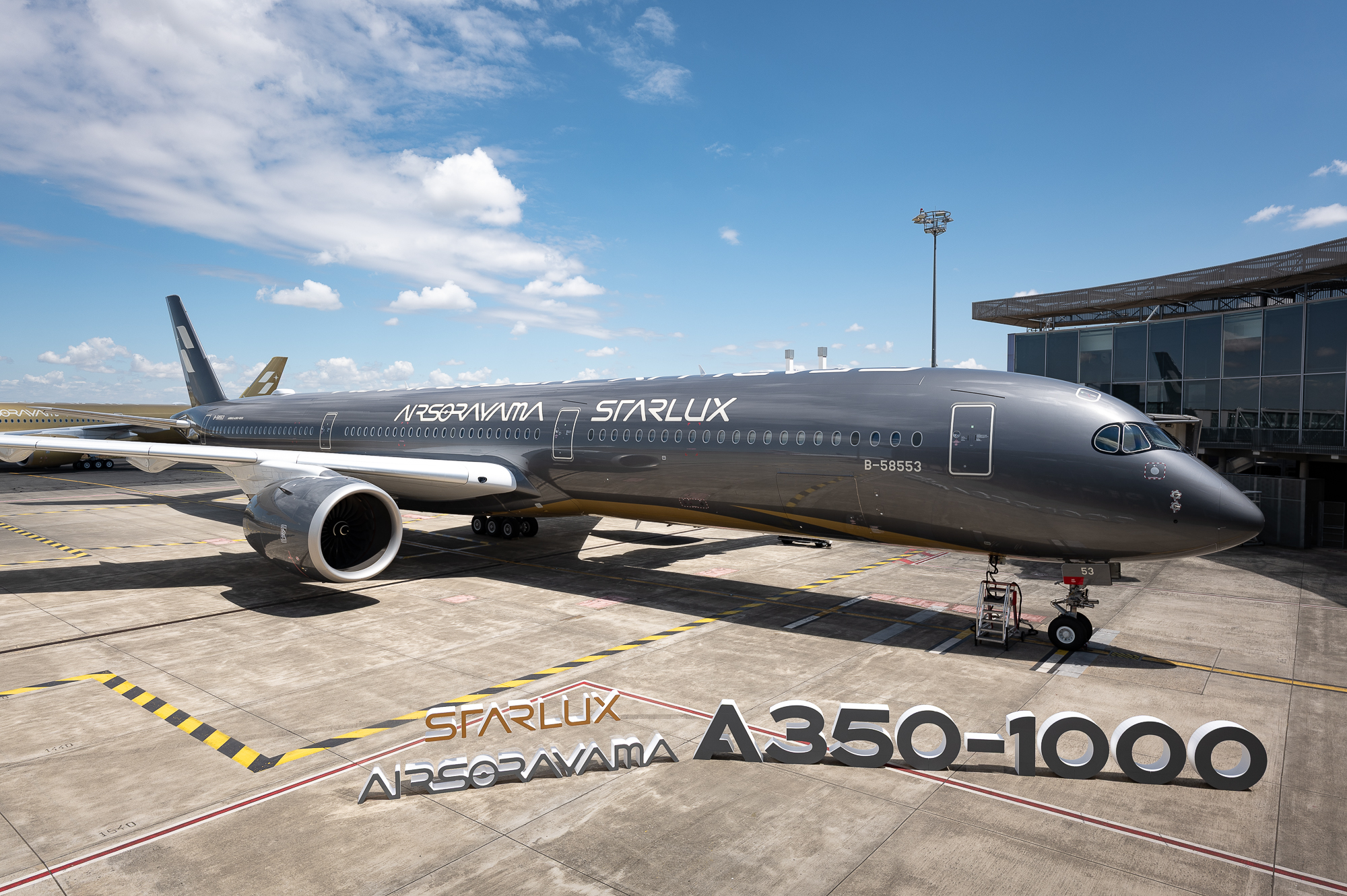 The World's Largest Flying Canvas Takes Flight: STARLUX AIRSORAYAMA Silver Redefines Art in the Sky: The World