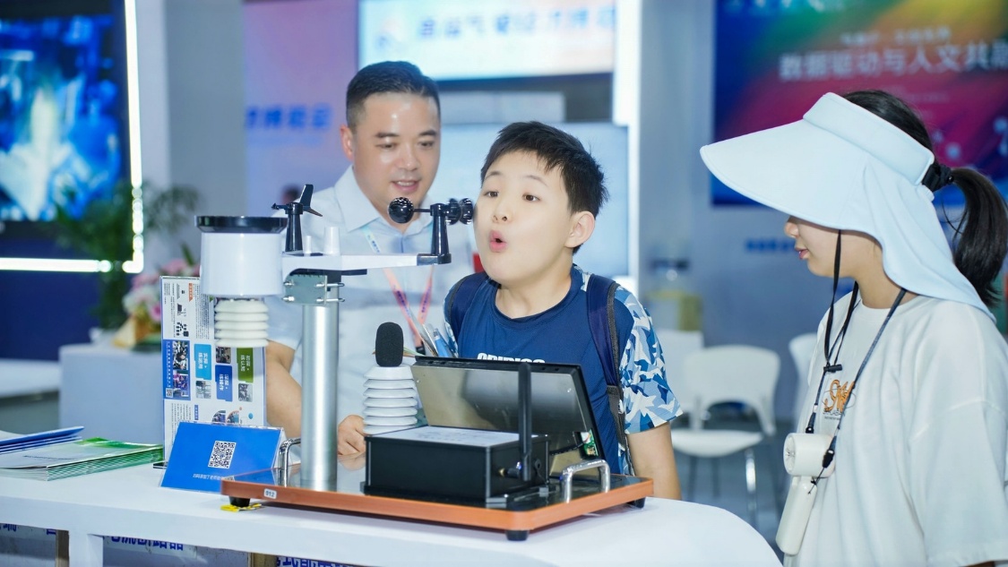 Beyond Weather Forecasting: First Meteorological and Economic Expo Showcases "Meteorology Plus" Full Industrial Chain.jpeg